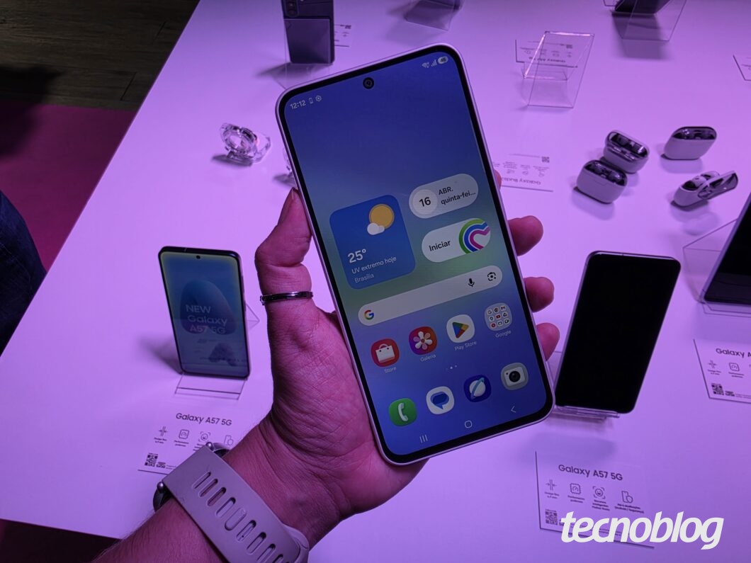 Galaxy A37 sendo segurado por uma mão e com a tela ligada na página inicial