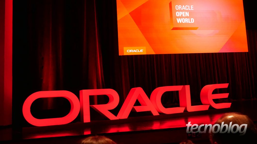 Logotipo da Oracle em um palco