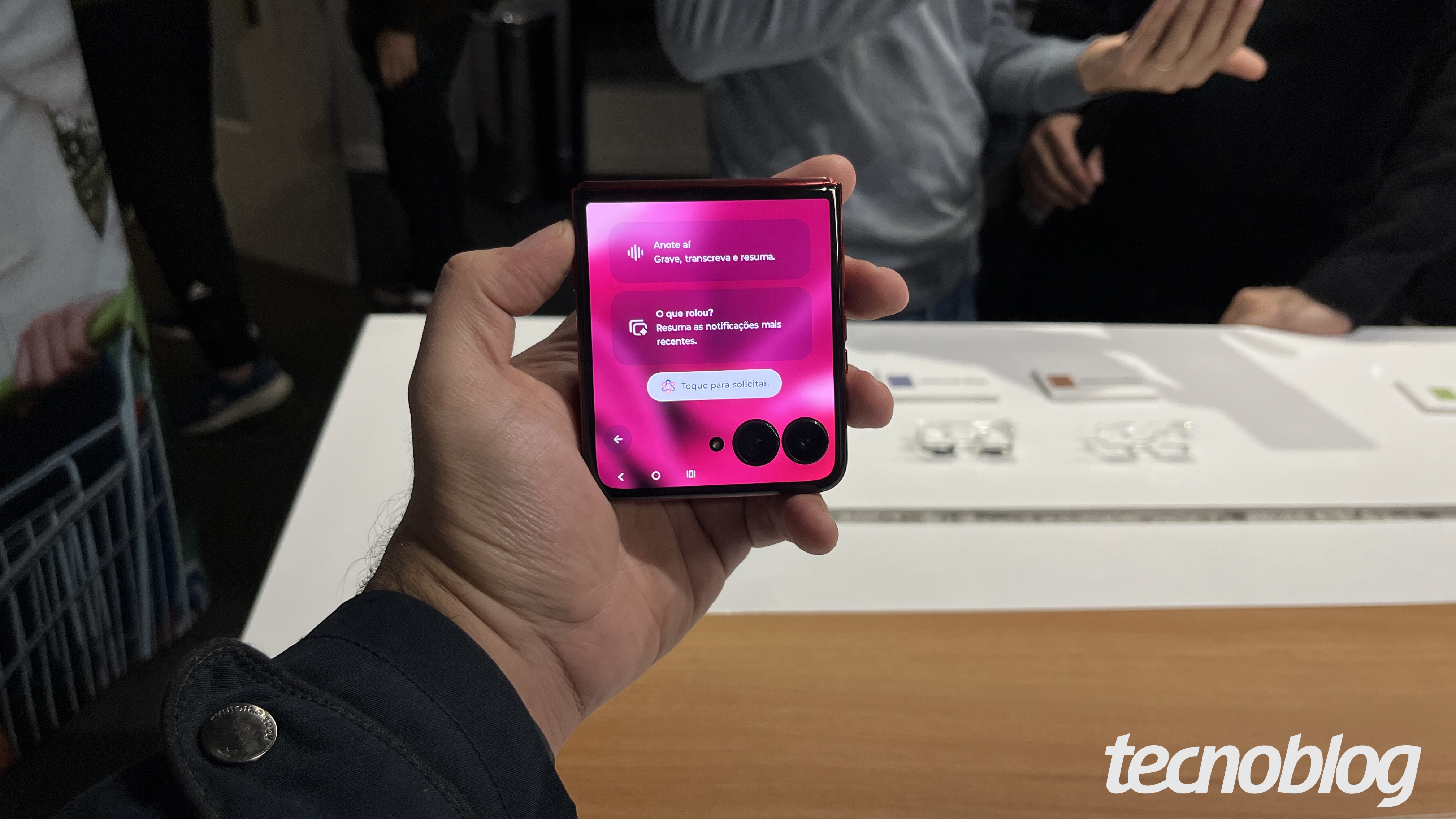 Tela externa de 4 polegadas do Razr 60 Ultra, com atalhos da Moto AI
