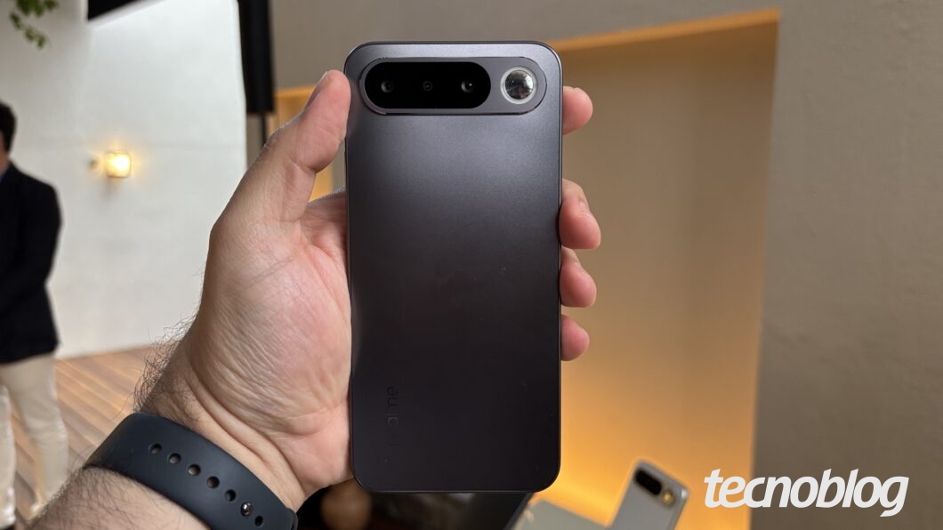 Celular cinza escuro na mão