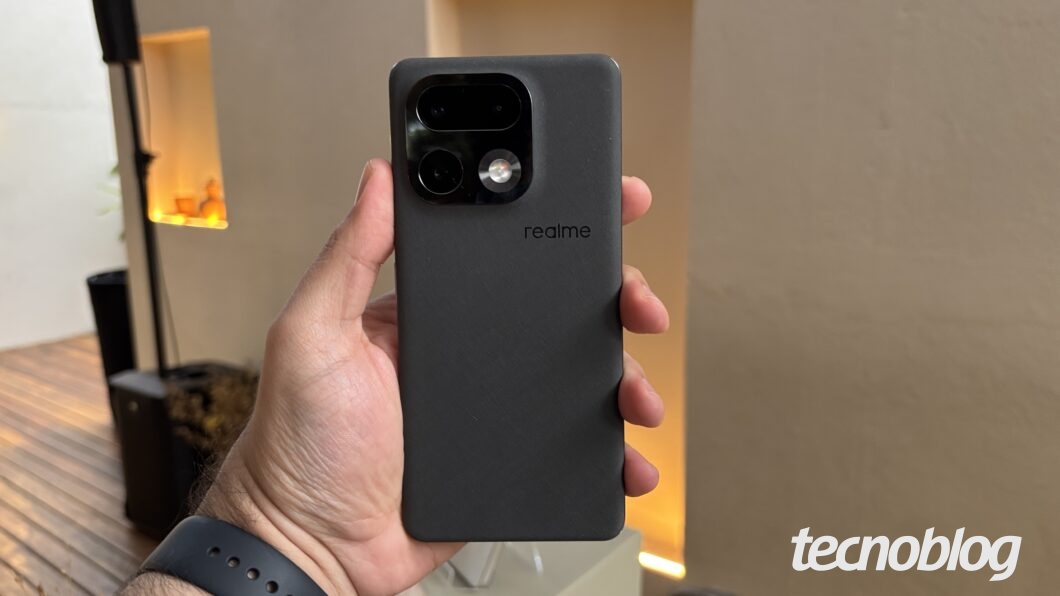 Celular cinza escuro na mão
