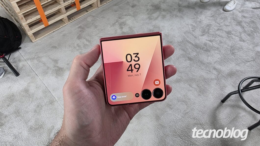 Samsung Galaxy Z Flip 7 fechado