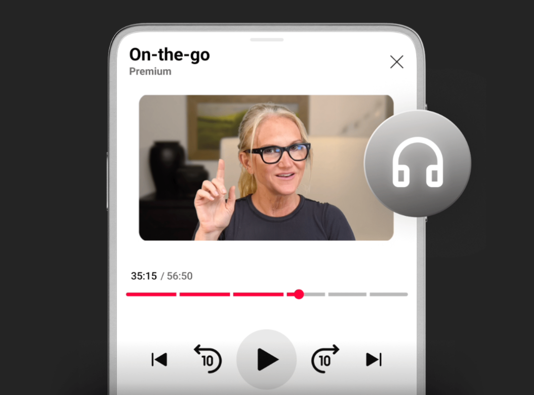 Captura de tela em um smartphone exibindo a interface do recurso "On-the-go" do YouTube "Premium". No topo, há um "X" no canto direito. No centro, um vídeo mostra uma mulher loira de óculos e camiseta preta, apontando o indicador para cima. À direita do vídeo, destaca-se um ícone circular cinza com um fone de ouvido branco. Abaixo, a barra de progresso marca "35:15 / 56:50". Na base, estão os botões de controle de mídia: retroceder, voltar 10 segundos, reproduzir, avançar 10 segundos e pular.