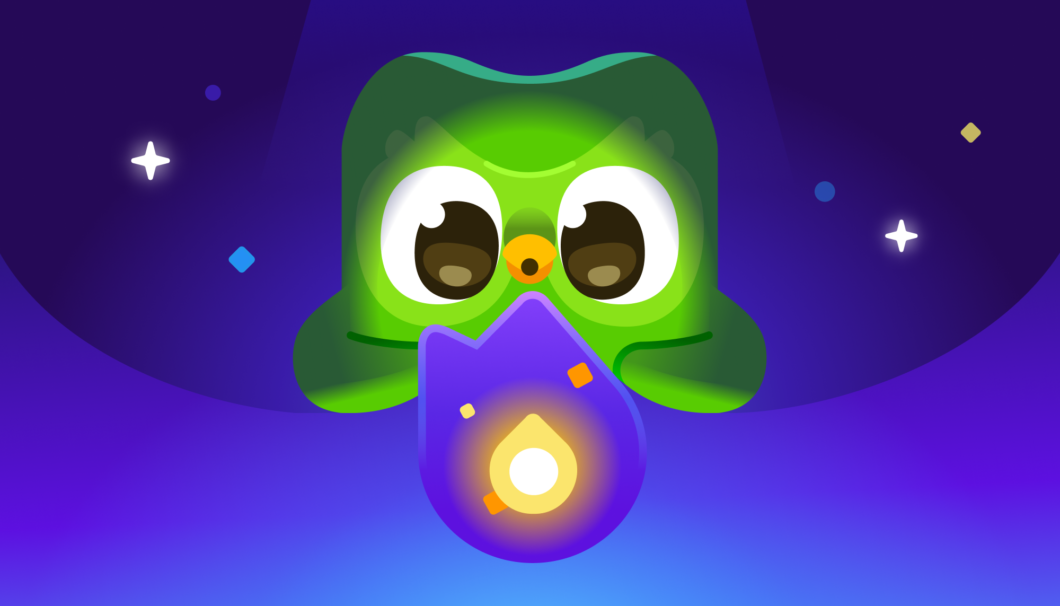 Personagem do Duolingo com chama e aparência de campanha, ilustrando a recuperação gratuita de ofensivas no mês de junho