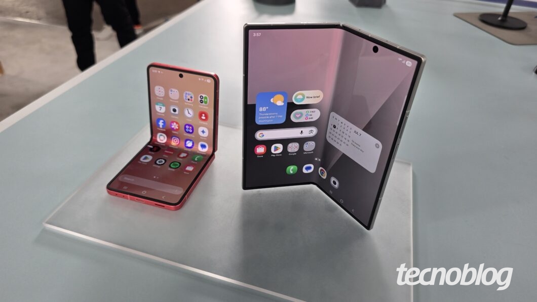 Dois smartphones dobráveis parcialmente dobrados sobre uma mesa