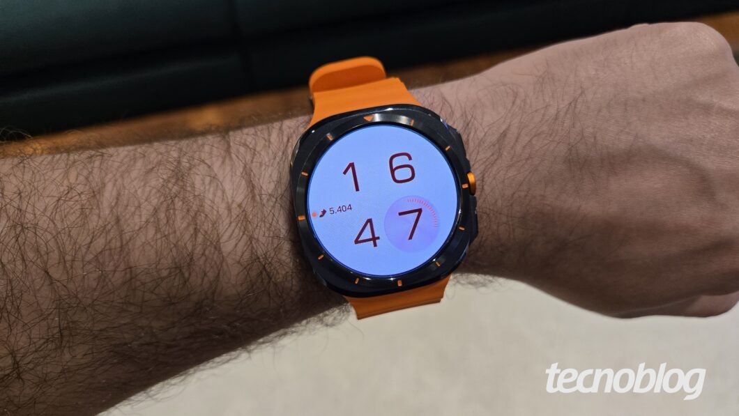 Galaxy Watch Ultra com One UI 6 Watch (foto: Thássius Veloso/Tecnoblog)