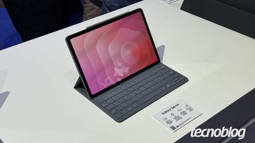 Galaxy Tab S11 com tela AMOLED e teclado em capa, acompanhado pela caneta S Pen
