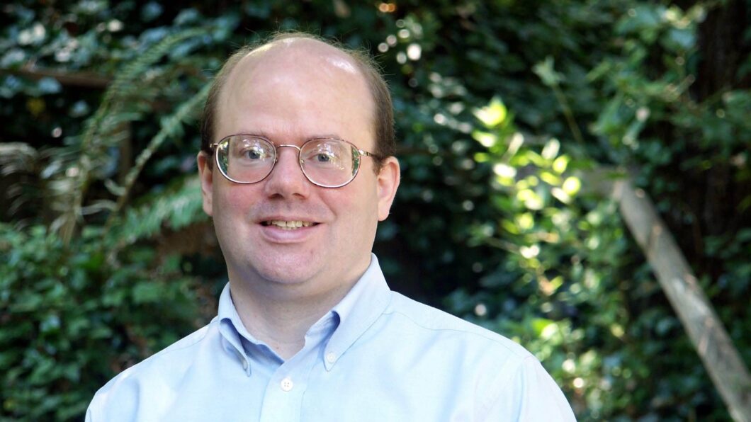 foto de larry sanger, de óculos e camisa social azul