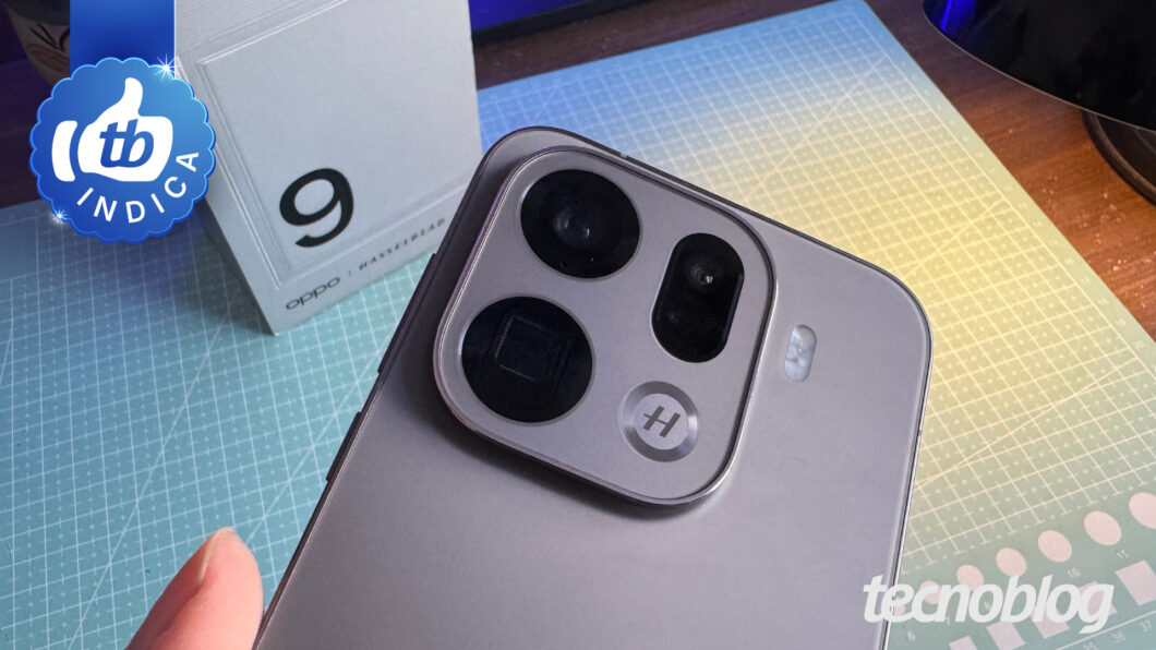 Close-up da traseira de um smartphone Oppo com três câmeras, mostrando o módulo de lentes e o selo “tb INDICA"