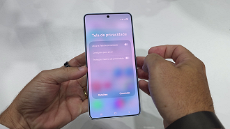 A tela de privacidade estreou no Galaxy S26 Ultra este ano (Foto: Oficina da Net).