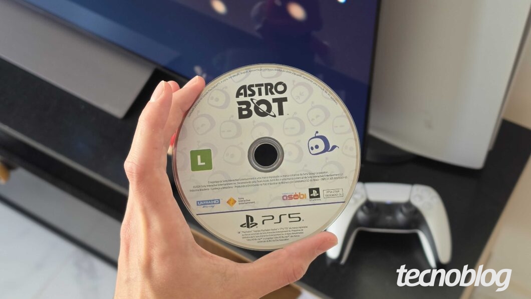Disco do jogo Astro Bot para PlayStation, sendo segurado em uma mão