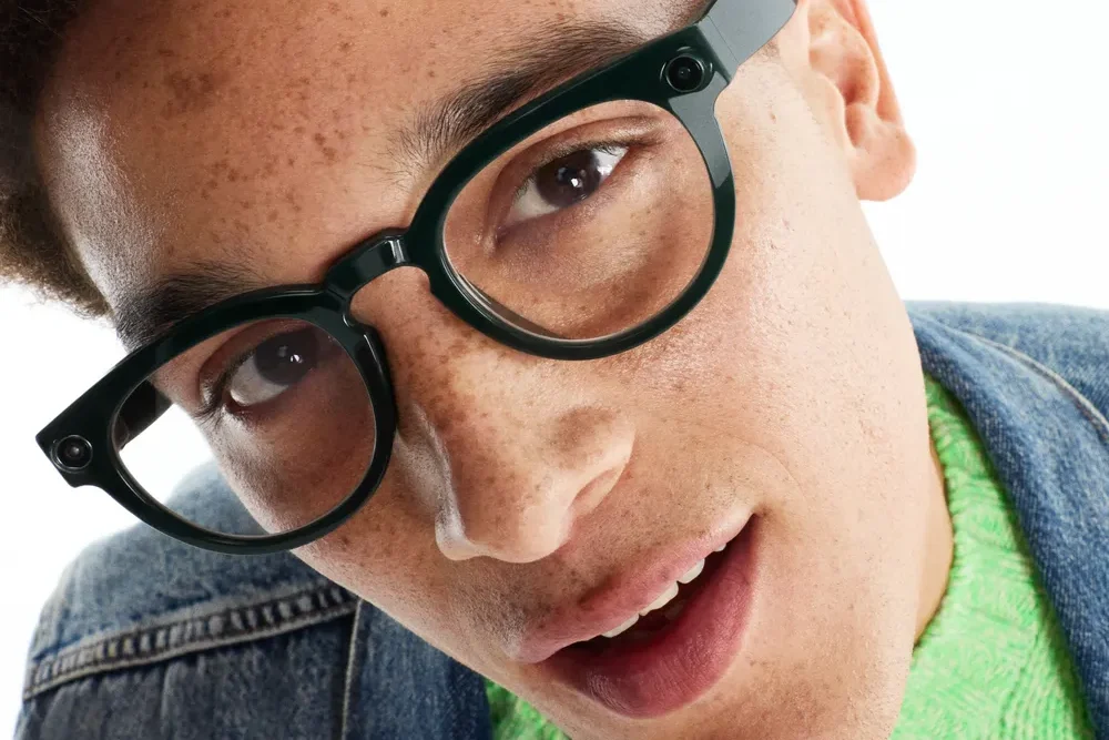 Pessoa em primeiro plano usa óculos inteligentes da Samsung