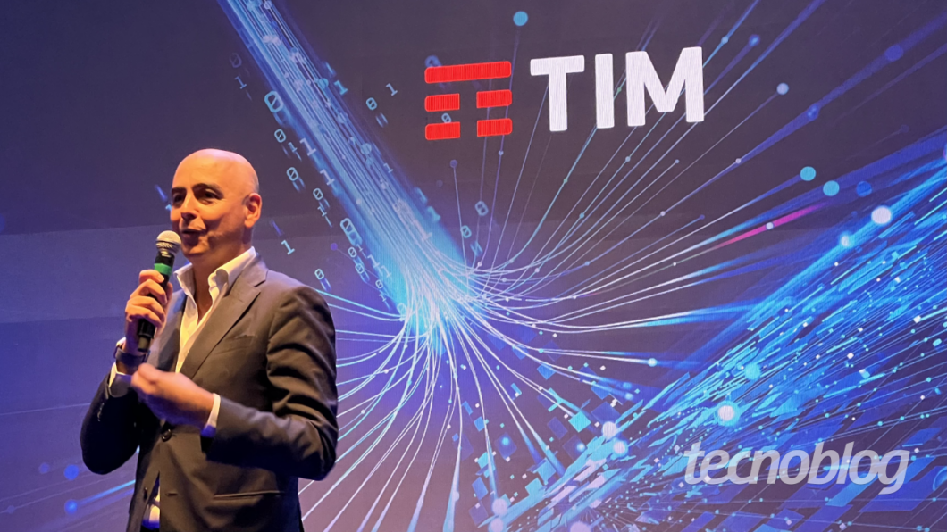 Alberto Griselli, CEO da TIM, em evento. Ele fala em um microfone e veste terno