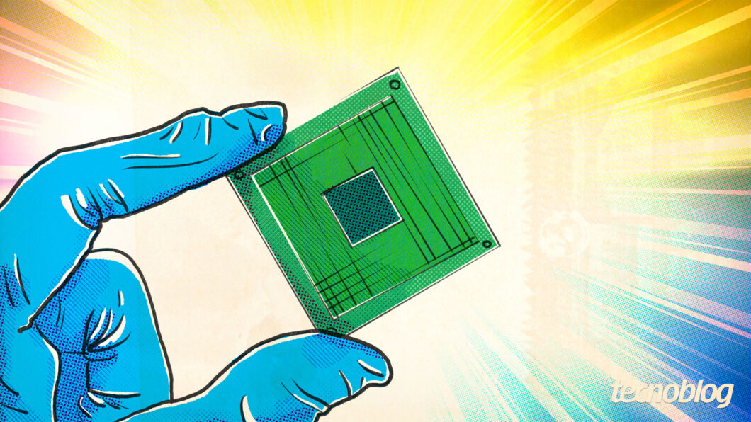 Imagem mostra uma mão com uma luva azul, segurando um chip de cor verde. Na parte inferior direita, o logotipo do "tecnoblog" é visível.