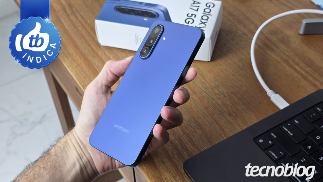 Galaxy A17 5G, celular Samsung com 128 GB barato, mostrado em mãos sobre uma mesa