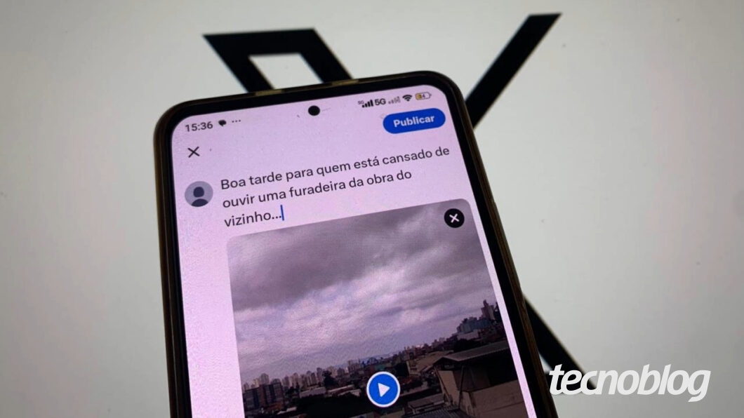 Imagem mostra um smartphone com a tela do X, com o rascunho de um post