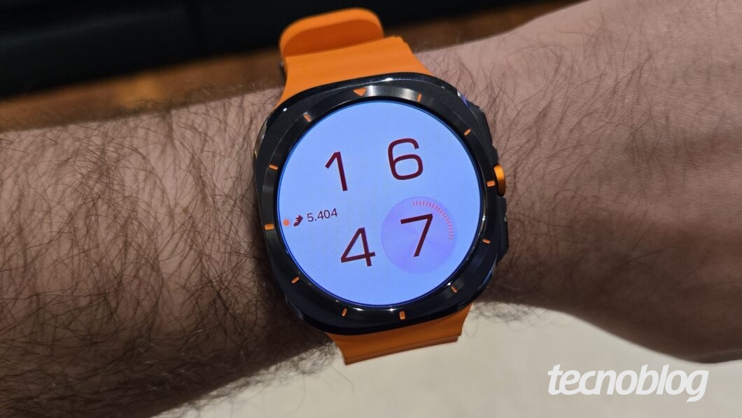Galaxy Watch Ultra com visor ligado mostrando a hora em pulso