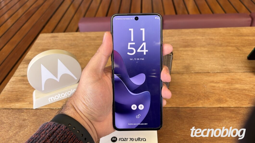 Motorola Razr 70 Ultra aberto, mostrando tela de 7 polegadas alongada na vertical