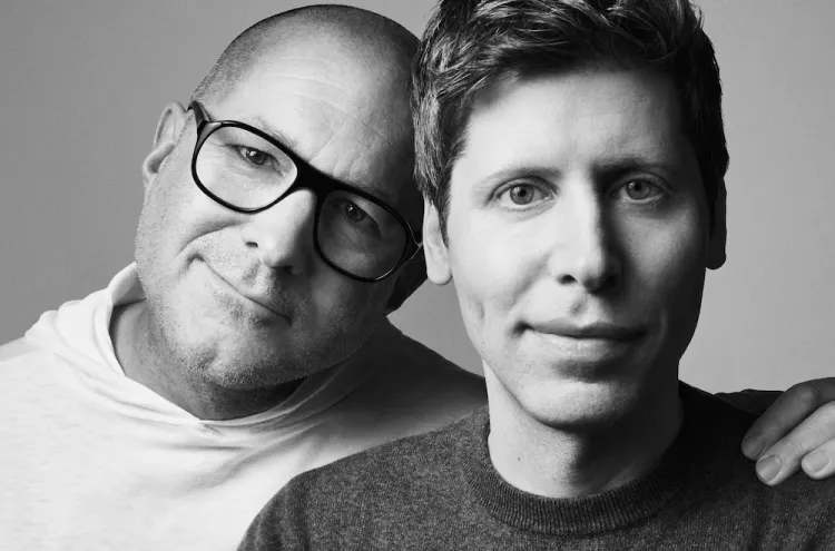 Jony Ive (à esquerda) e Sam Altman em foto de divulgação 