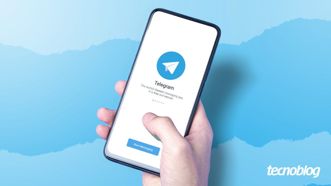 Imagem mostra um smartphone Android com o app Telegram aberto. O celular é segurado em uma mão. Na parte inferior direita, o logotipo do "tecnoblog" é visível.