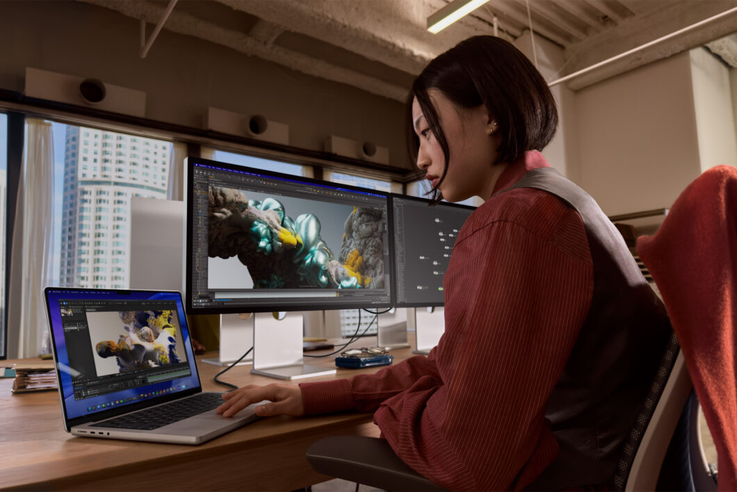 Pessoa editando imagens em um MacBook Pro