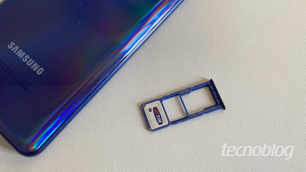 Bandeja e cartão nano-SIM (Imagem: Darlan Helder/Tecnoblog)
