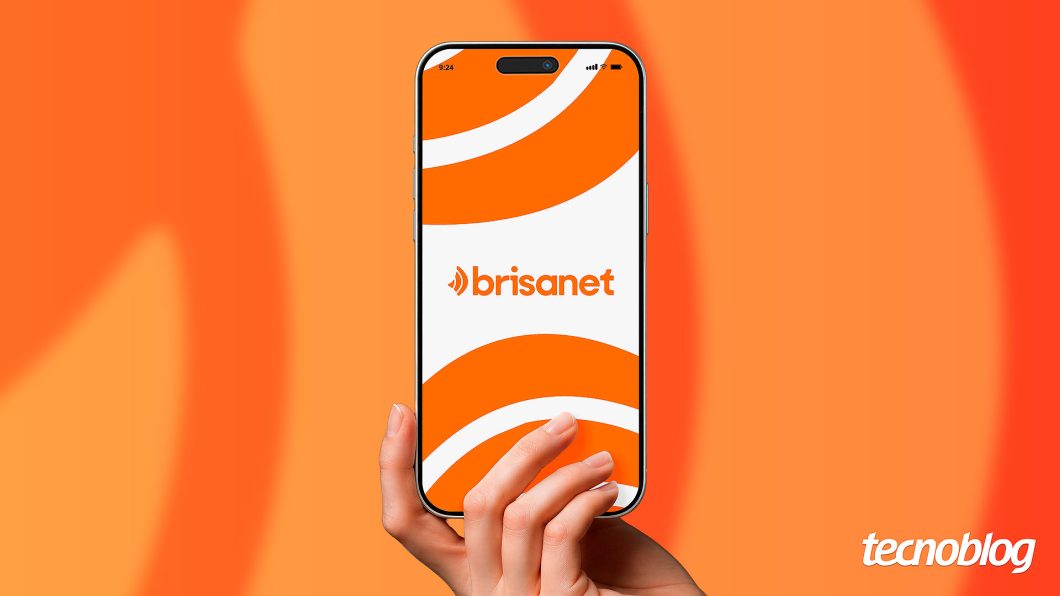 Mão segurando celular com logotipo da operadora sobre fundo laranja
