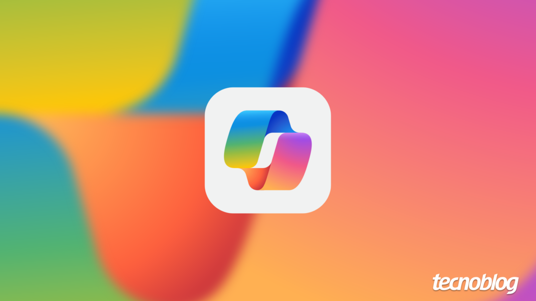 O logo do Microsoft Copilot, composto por quatro formas que se conectam, cada uma em uma cor vibrante (azul, ciano, amarelo e roxo), em um fundo de gradiente suave com as mesmas cores do logo. O logo está centralizado em um quadrado branco com bordas arredondadas. No canto inferior direito, a marca d'água "tecnoblog" é visível.