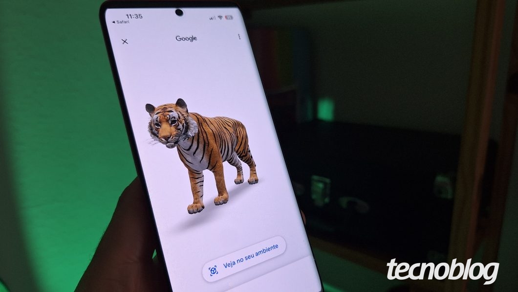Tigre em 3D projetado no celular, com o botão “Veja no seu ambiente” para realidade aumentada no Google