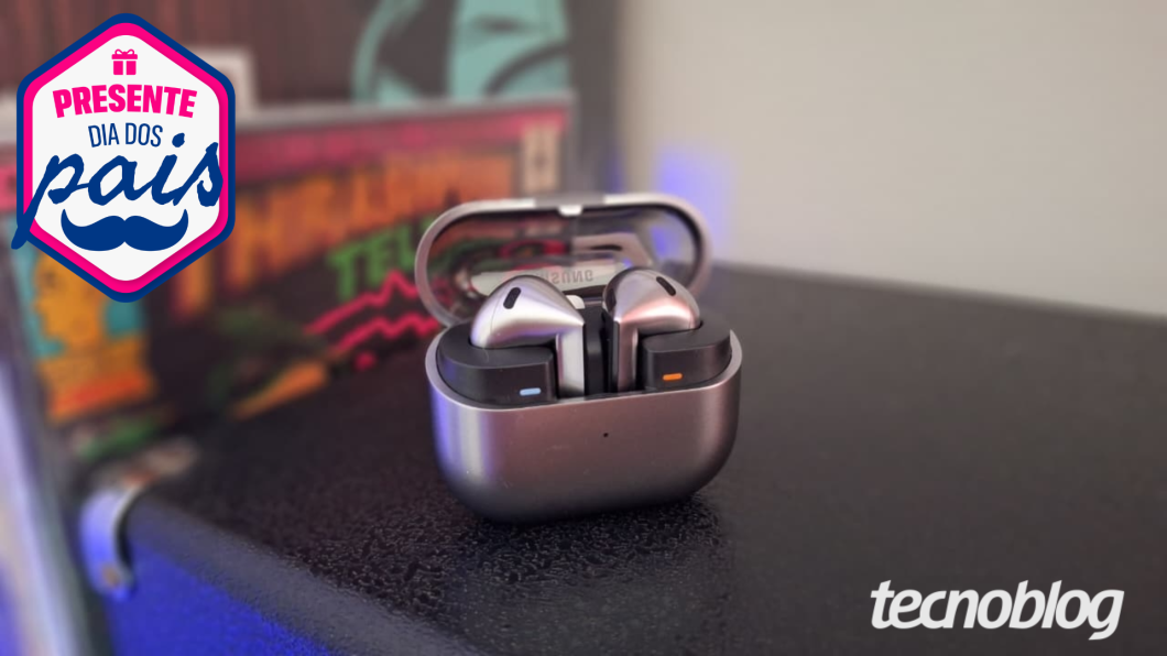 Galaxy Buds 3 cinza com a tampa da case aberta apoiado sobre uma superfície.