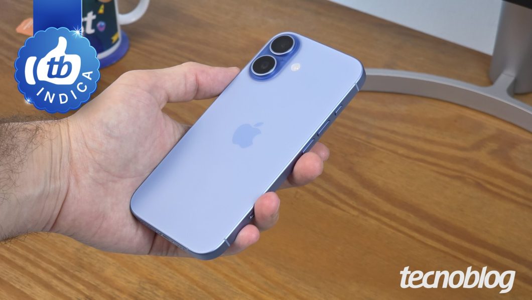 iPhone 17 em mãos, com logotipo e câmeras traseiras e crédito “Thássius Veloso/Tecnoblog”