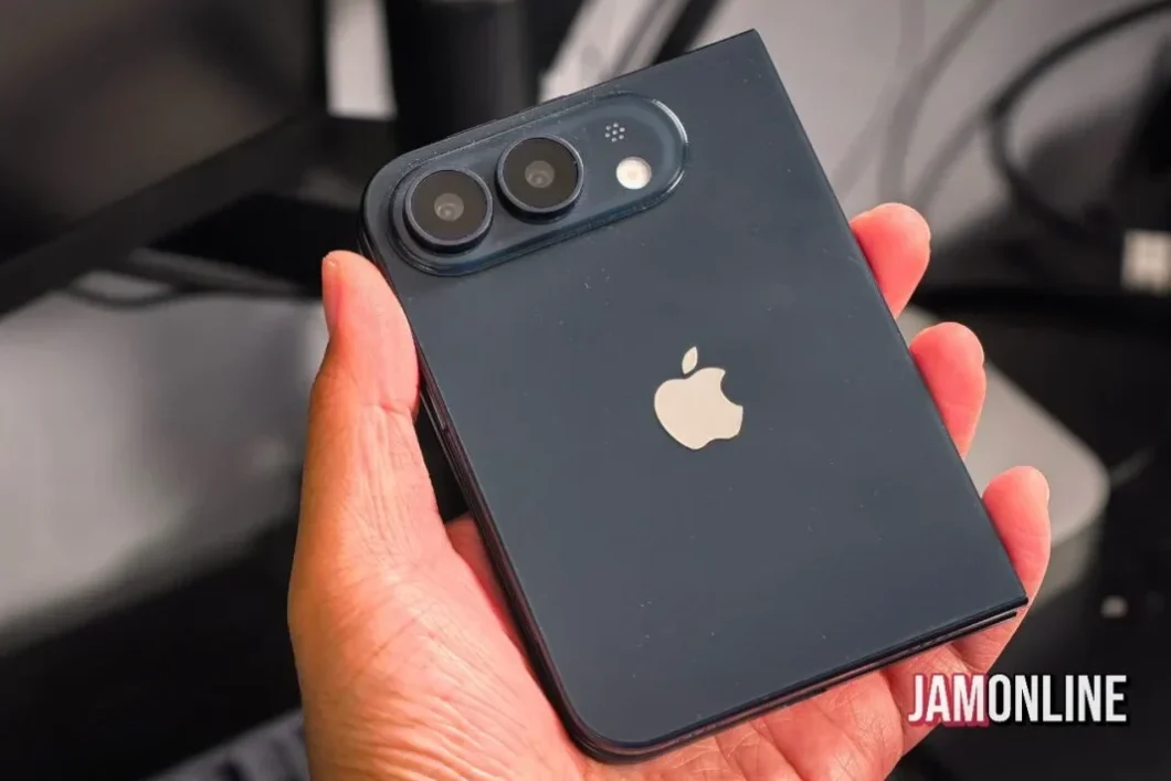 A traseira de um suposto iPhone dobrável preto, com módulo em “pílula” para duas câmeras principais e logo Apple