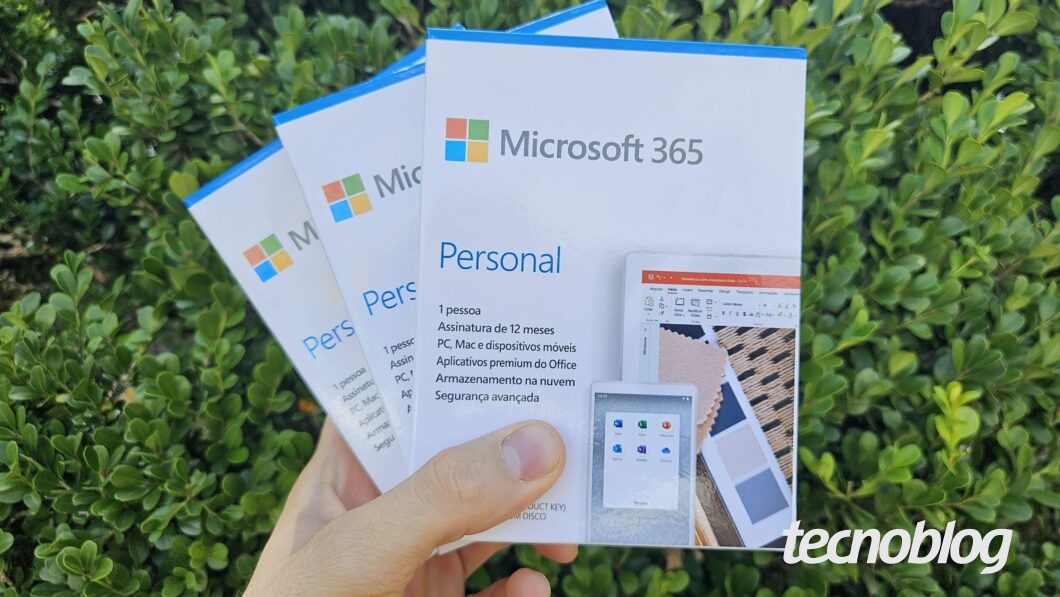 Mão segurando caixas do Microsoft/Office 365, com planta ao fundo