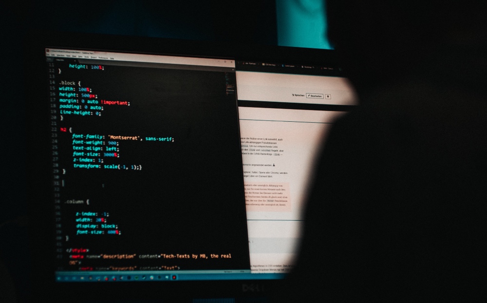 Tela com código em editor e janela ao fundo