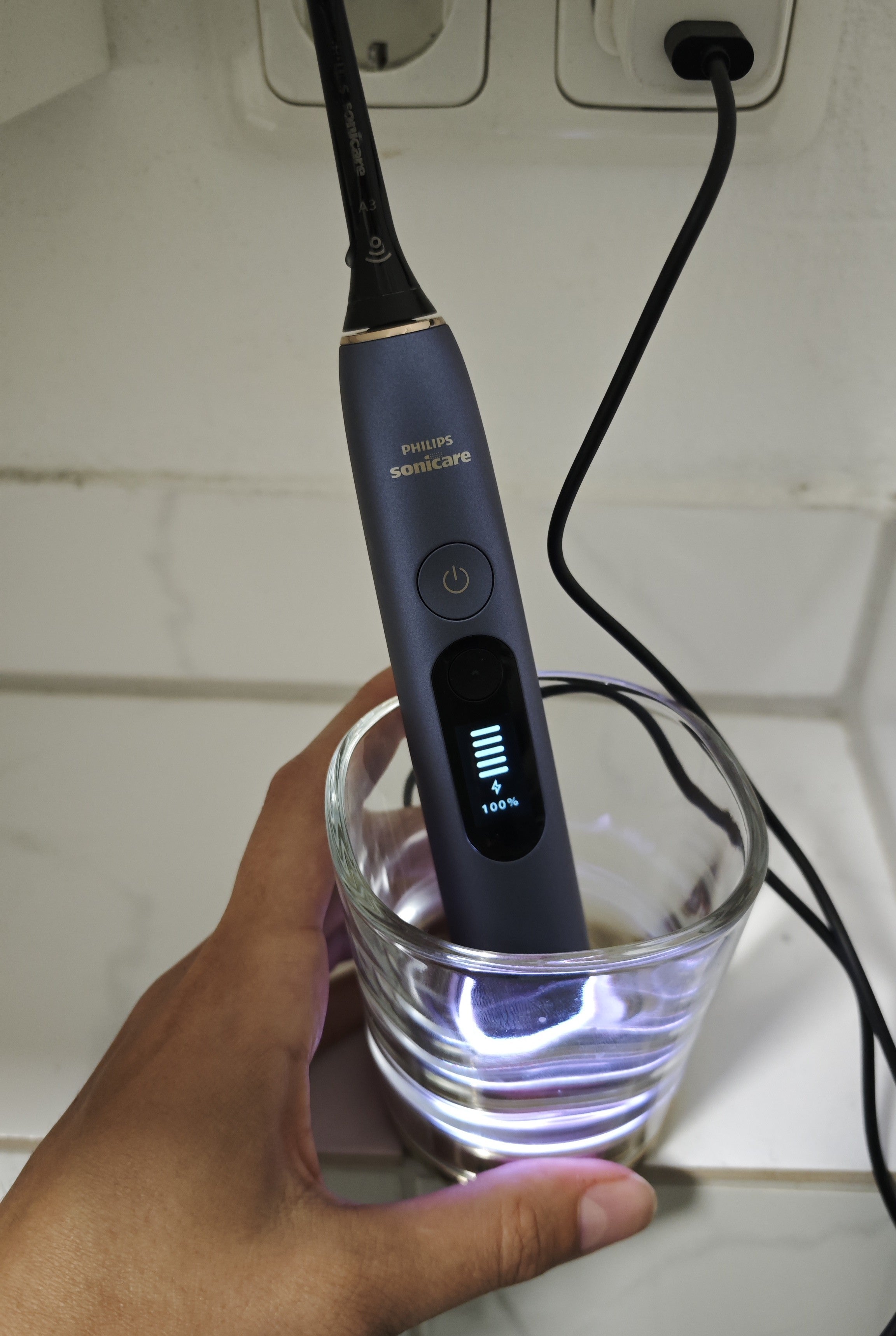 Philips Sonicare Next-Generation DiamondClean 9900 Prestige lädt in der Ladestation