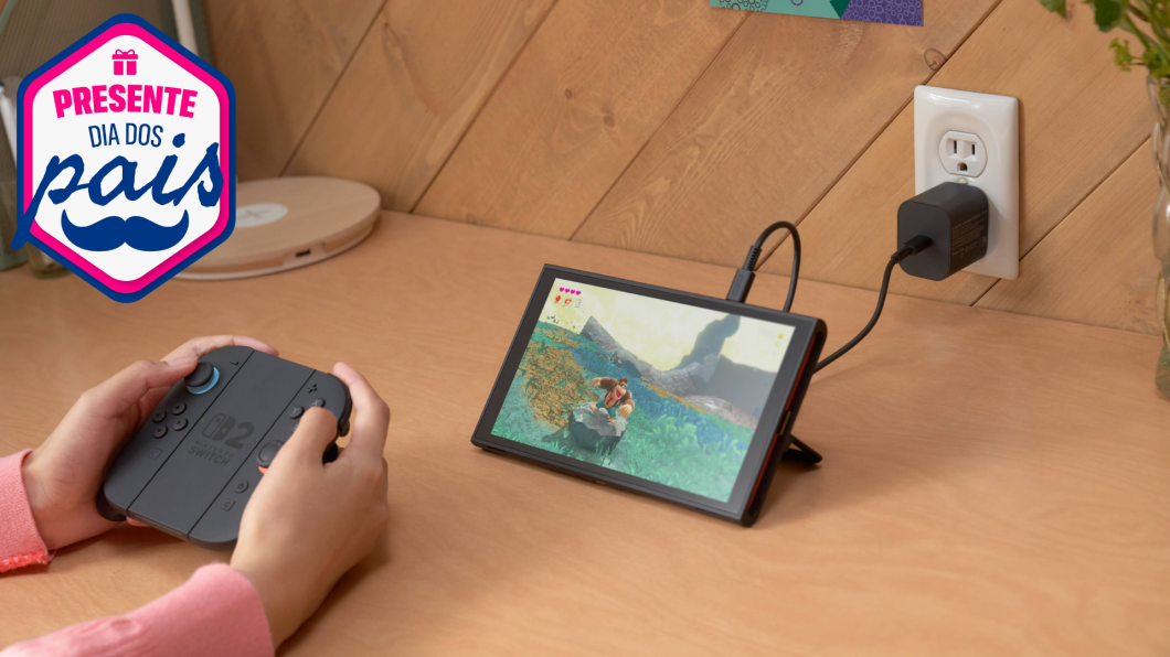 Uma pessoa jogando no Nintendo Switch 2 com o videogame conectado a tomada
