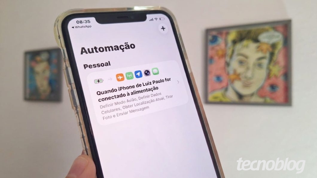 Tela do app Atalhos mostrando a automação “Quando iPhone de Luiz Paulo conecta do à alimentação”, para desativar o modo avião e enviar selfie e localização