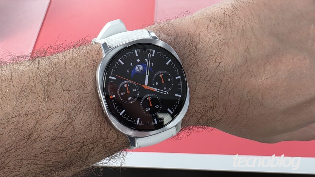 Smartwatch no pulso exibindo watchface