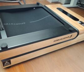 Das WoodPad Pro kann zusammengeklappt werden. Eingeklapptes Walking Pad von Sportstech "WoodPad Pro"