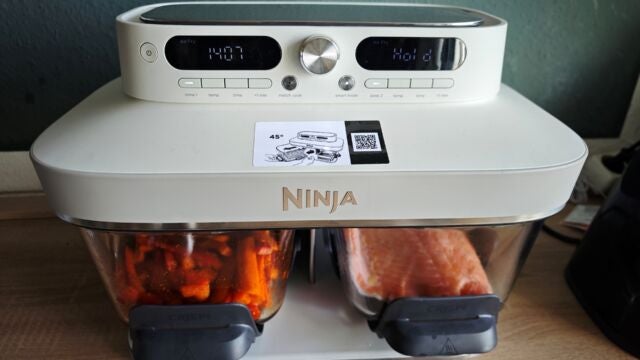 Lachs und Gemüse sind per Smart Finish gleichzeitig fertig. Der Ninja Crispi DualZone frontal mit Gemüse und Lachs in den Glasbehältern