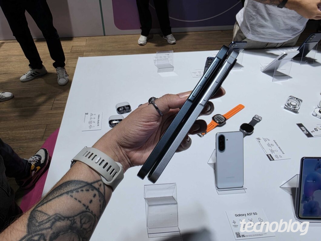 Uma mão segurando lateralmente o Galaxy A57 e Galaxy A37