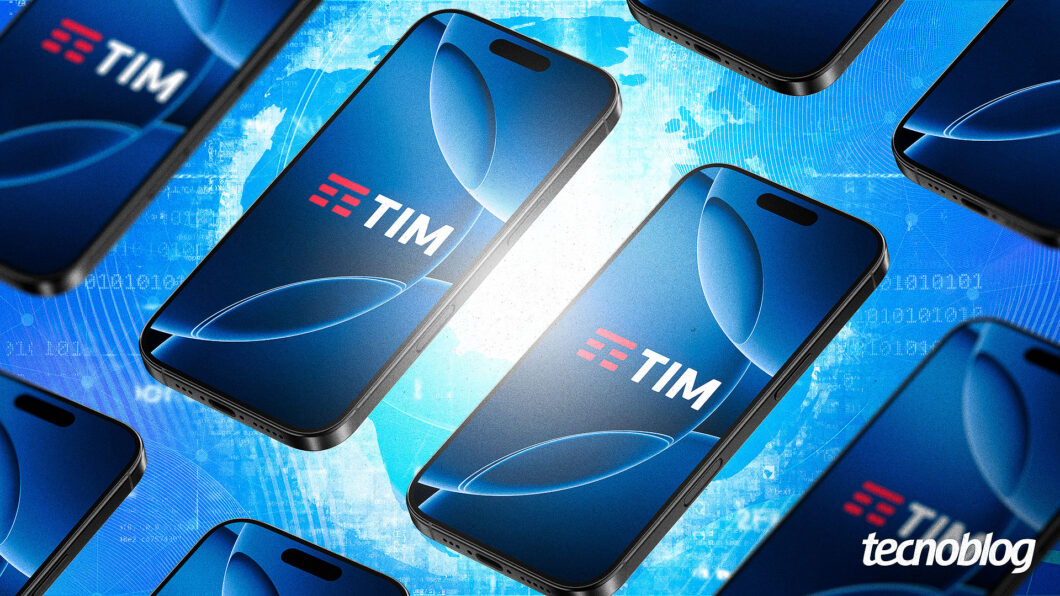 Imagem mostra iPhones com o logo da TIM em fundo digital de cor azul. Na parte inferior direita, o logotipo do "tecnoblog" é visível.