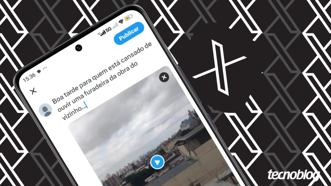 Imagem mostra um smartphone Android com a tela de publicação do X/Twitter aberta. O fundo é composto por vários X, logotipo da rede social. Na parte inferior direita, aparece a marca do "tecnoblog".
