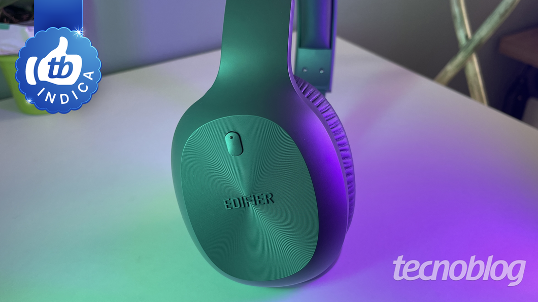 Edifier W600BT, fone over-ear com logotipo “Edifier” na concha, destaque do Tecnoblog