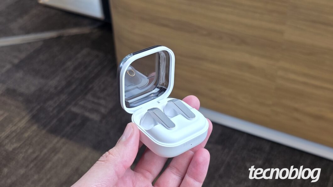 Galaxy Buds 4 dentro da case com a tampa aberta.