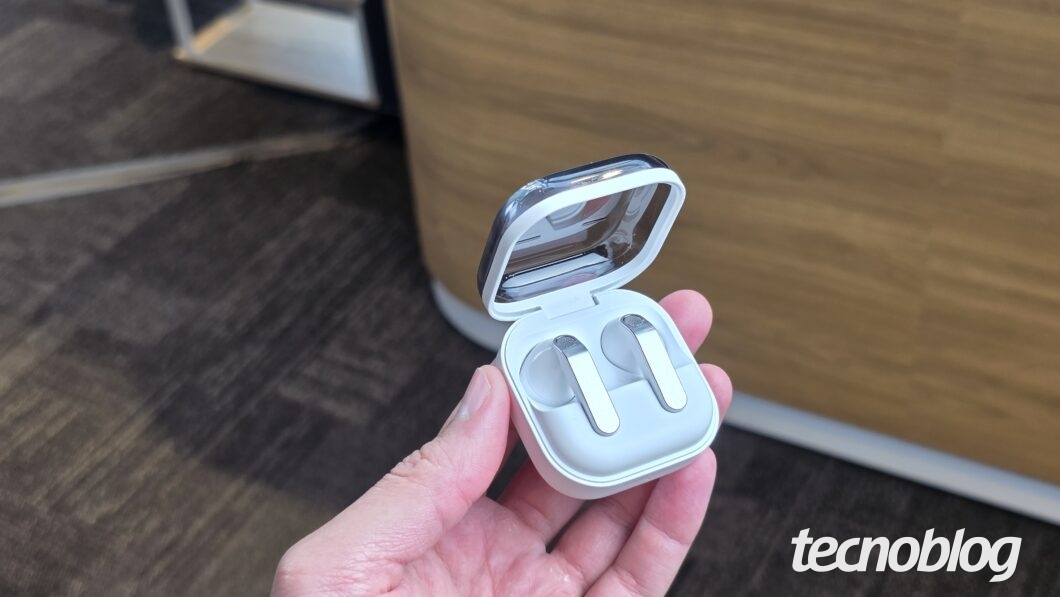 Galaxy Buds 4 dentro da case sendo segurado por uma mão