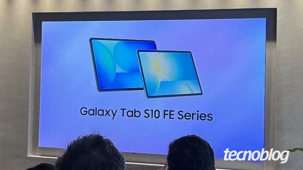 Slide em evento mostrando a família Galaxy Tab S10 FE