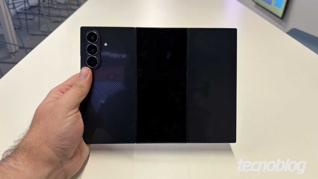 Galaxy Z TriFold com três telas internas, fotografado com a parte traseira em evidência, mostrando as câmeras.