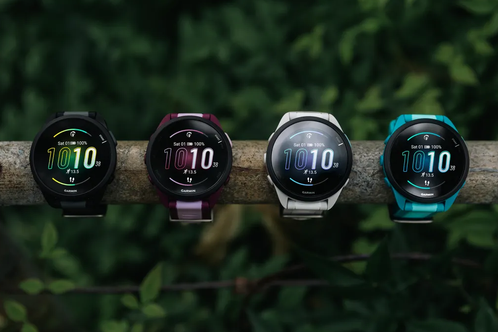 Vários relógios Garmin Forerunner 165 lado a lado com diferentes combinações de pulseiras