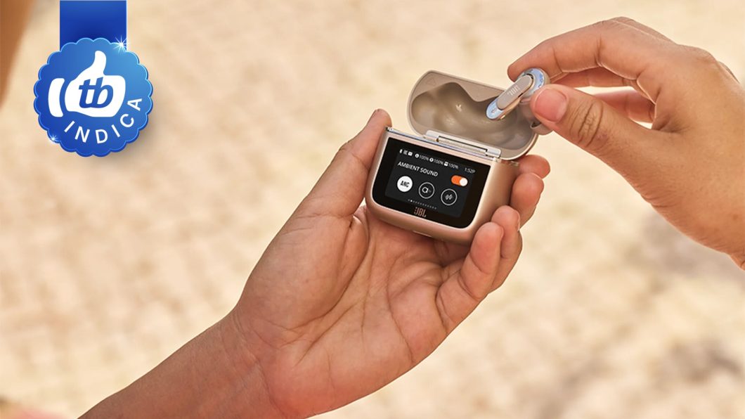 Mão segurando um fone JBL sem fio no estojo, com a interface de ajuste no display